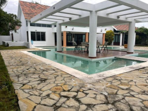 VILLA ENTERA EN GUAVABERRY